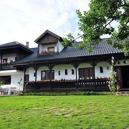 Bed & Breakfast Popamuseum Tarpesti Strada Muzeului Nr 28 Tirpesti ภายนอก รูปภาพ