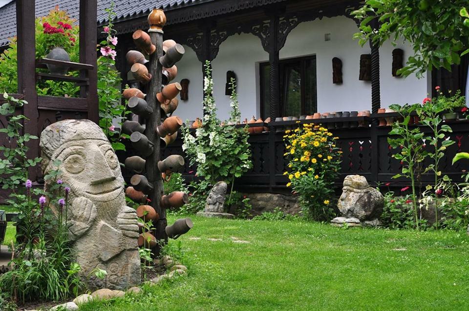 Bed & Breakfast Popamuseum Tarpesti Strada Muzeului Nr 28 Tirpesti ภายนอก รูปภาพ